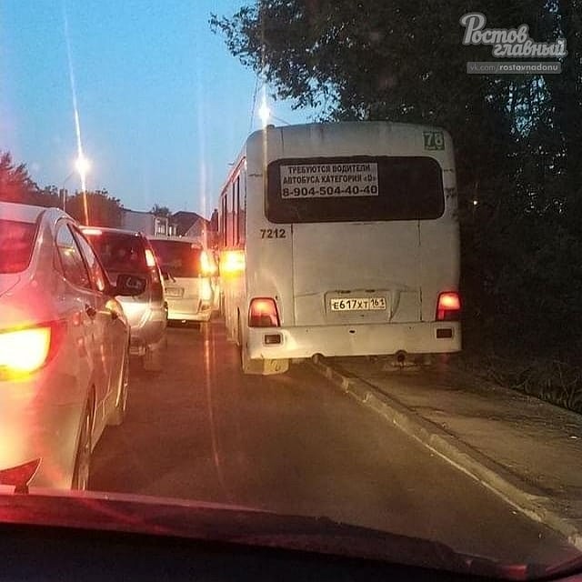 Фото нарушения правил дорожного движения набрало больше ста комментариев. Фото: страница Вконтакте "Ростаов-Главный".