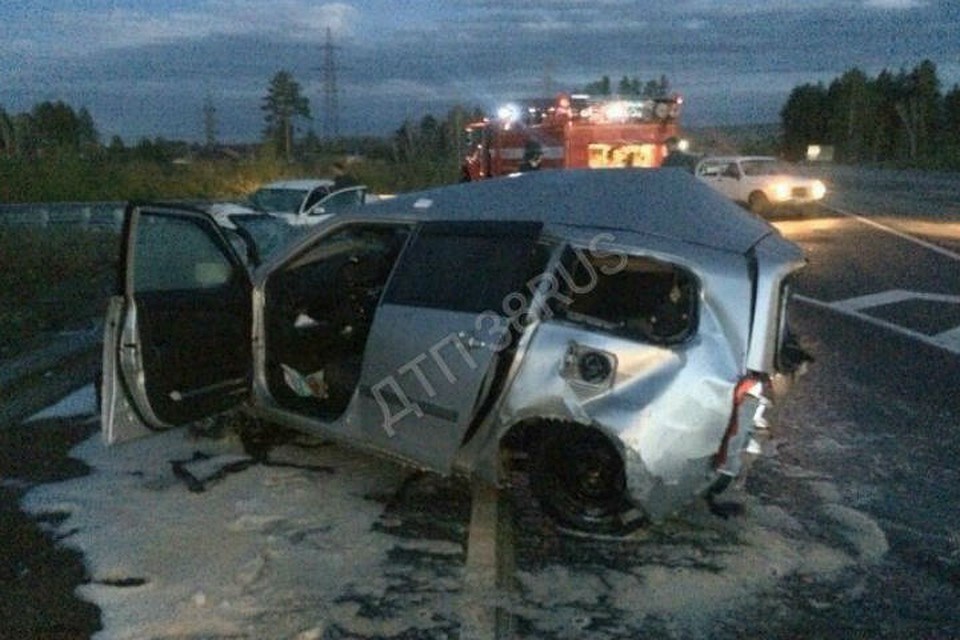 ДТП в Шелеховском районе: 4-летний ребенок впал в кому после столкновения Toyota Succeed и Ford Mondeo. Фото: группа "ДТП 38RUS".