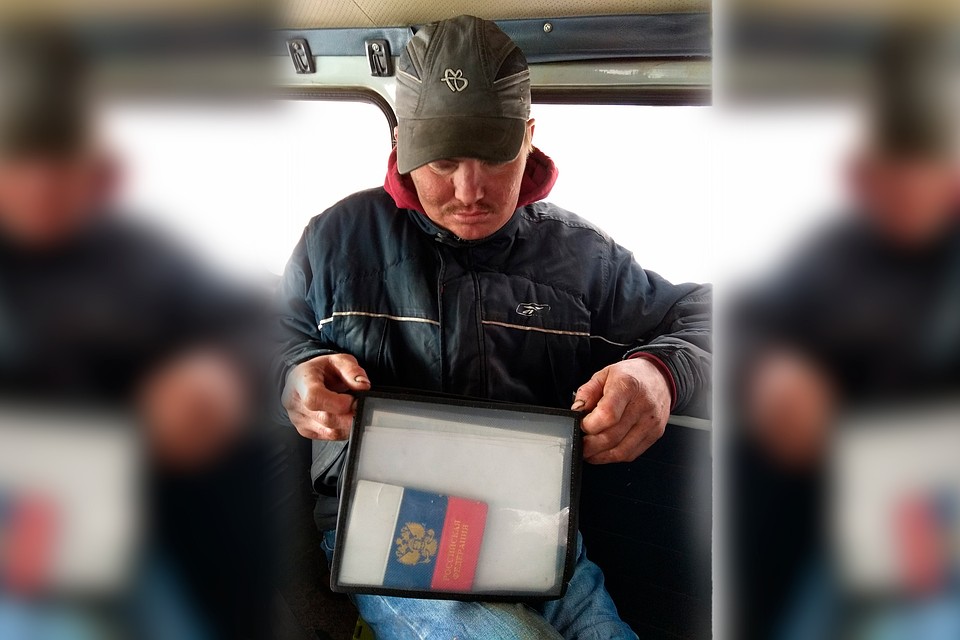 В руках Кирилла та самая украденная папка. Фото: «Другая медицина».