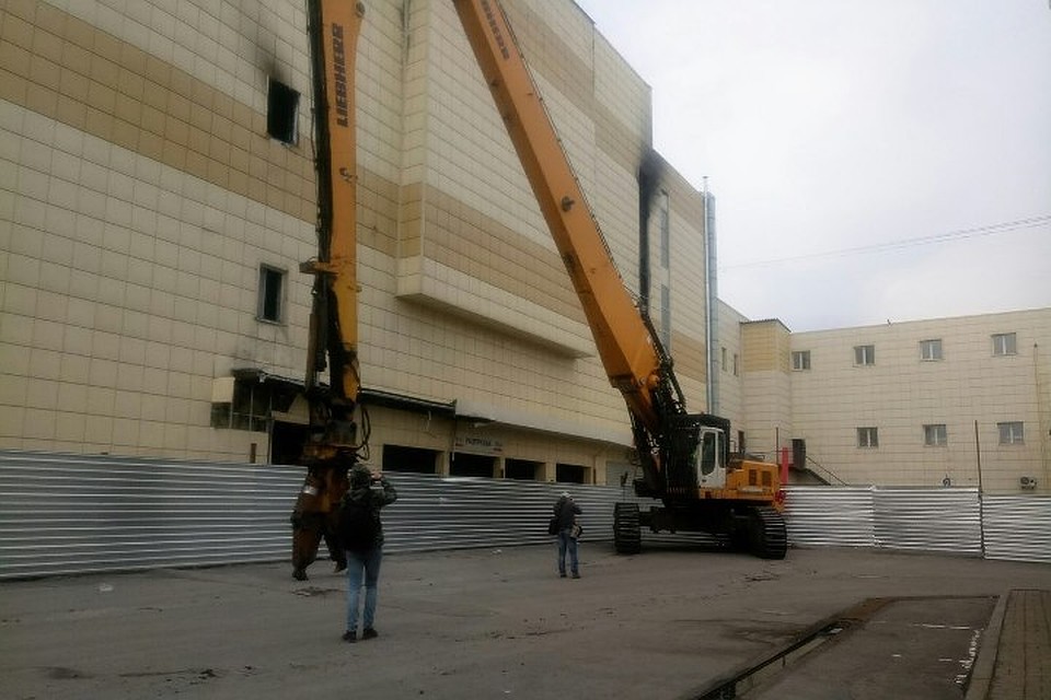 В Кемерове начинается снос здания сгоревшей "Зимней вишни"