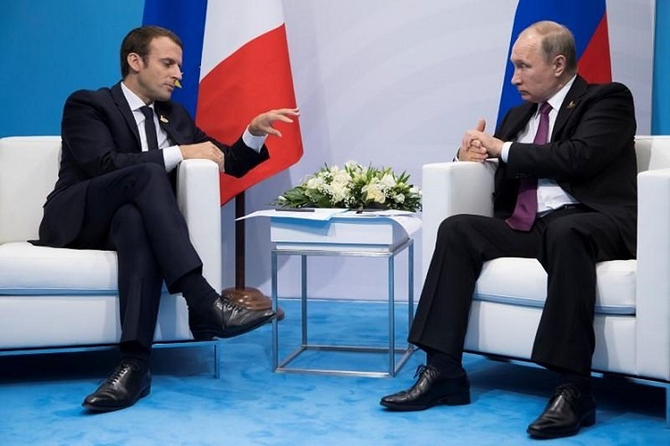 Президент Франции Эммануэль Макрон и президент России Владимир Путин
