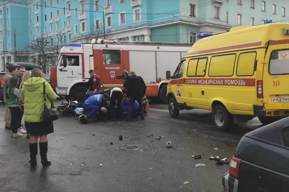 Мужчину госпитализировали с места ДТП. Фото: vk.com/murmanskgroup