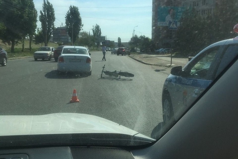 Авария полностью остановила улицу Глубокоовражную. Фото: очевидцев ДТП