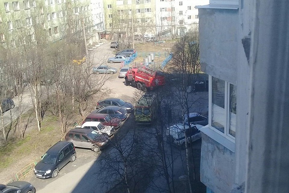 В Мурманске случился пожар без пострадавших. Не исключено, что пожилой мужчина просто забыл окурок на стуле, когда принимал ванну. Точная причина пожара будет известна позднее. Фото: Алексей Николаевич