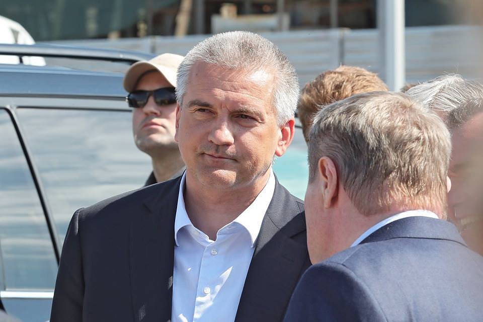 Аксенов уверен, что украинский режим за те же четыре года развязал в своей стране гражданскую войну, убил десятки тысяч людей, потерял Донбасс