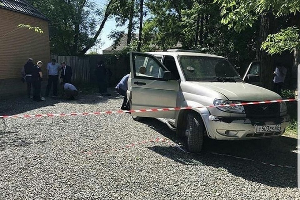 Неизвестные пытались убить сотрудника прокуратуры, бросив гранату во двор его дома. Фото: социальные сети