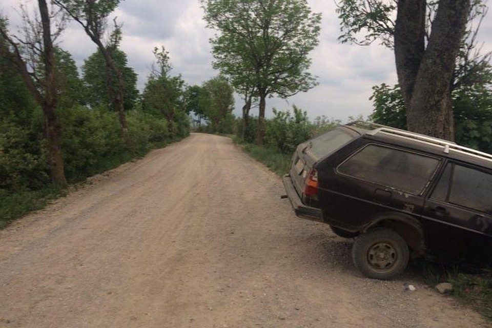 Машина вылетела за пределы проезжей части на прямом участке дороги.