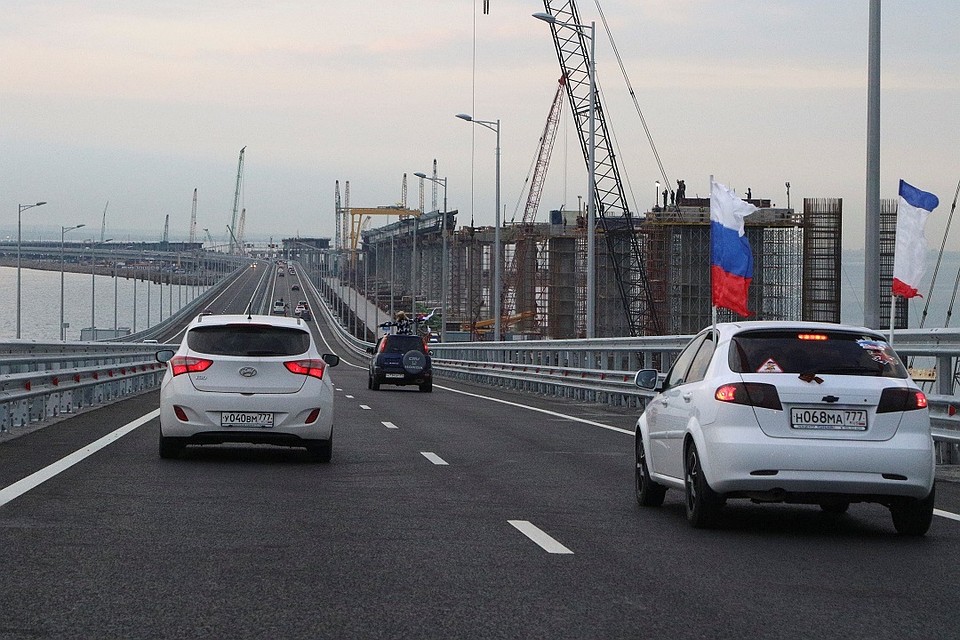 В день запуска автомобильного движения по Крымскому мосту