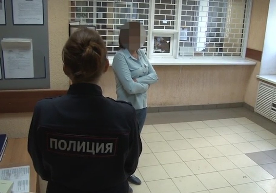 Подозреваемая в отделе полиции