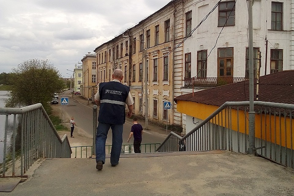 Переход по Красному мосту под охраной