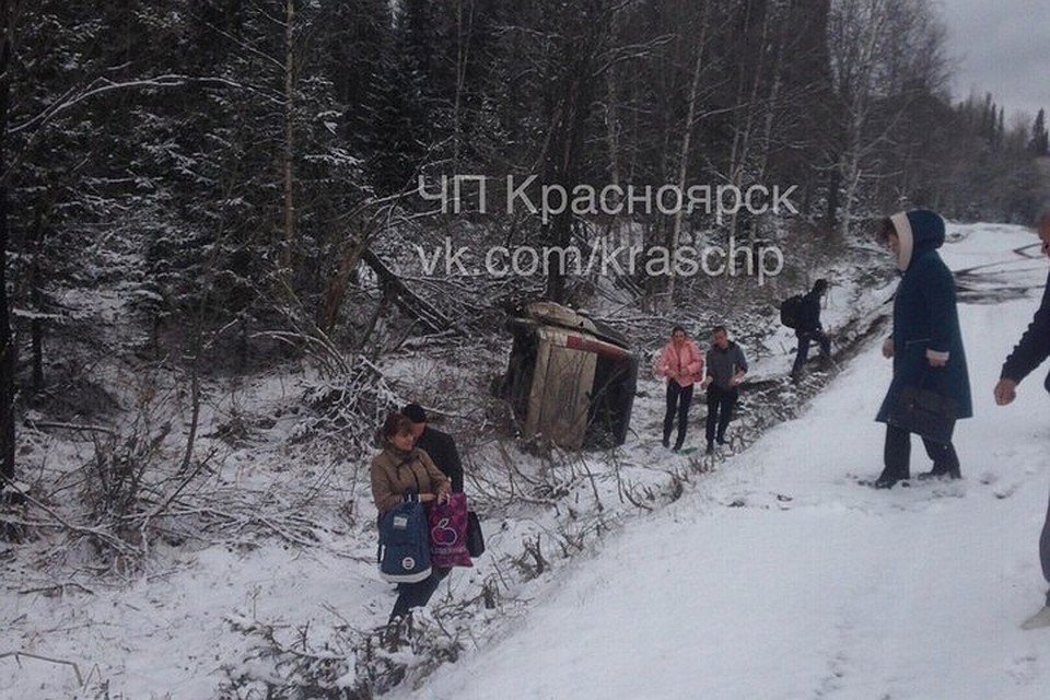 Под Красноярском перевернулся микроавтобус с пассажирами: в полицию об этом не сообщили. Фото "ЧП-Красноярск"
