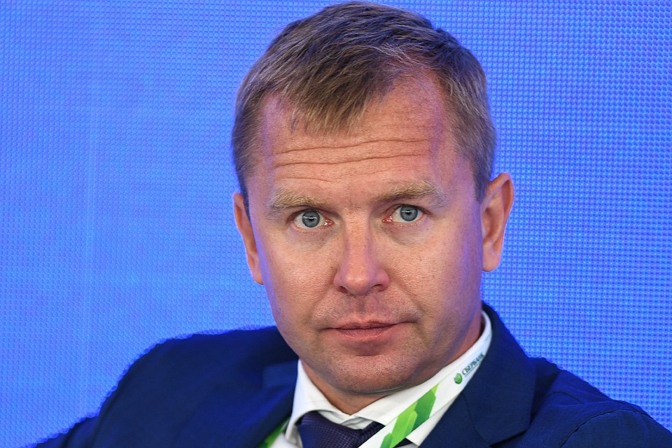 Старший вице-президент, руководитель блока "Корпоративный бизнес" ПАО "Сбербанк" Анатолий Попов во время сессии в рамках XXII Петербургского международного экономического форума. ФОТО Кирилл Кухмарь/фотохост-агентство ТАСС