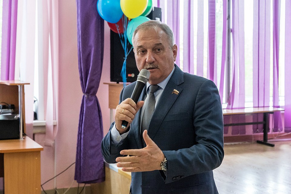 Владимир Быков поздравил выпускников школы № 37 с последним звонком. Фото: zsko.ru