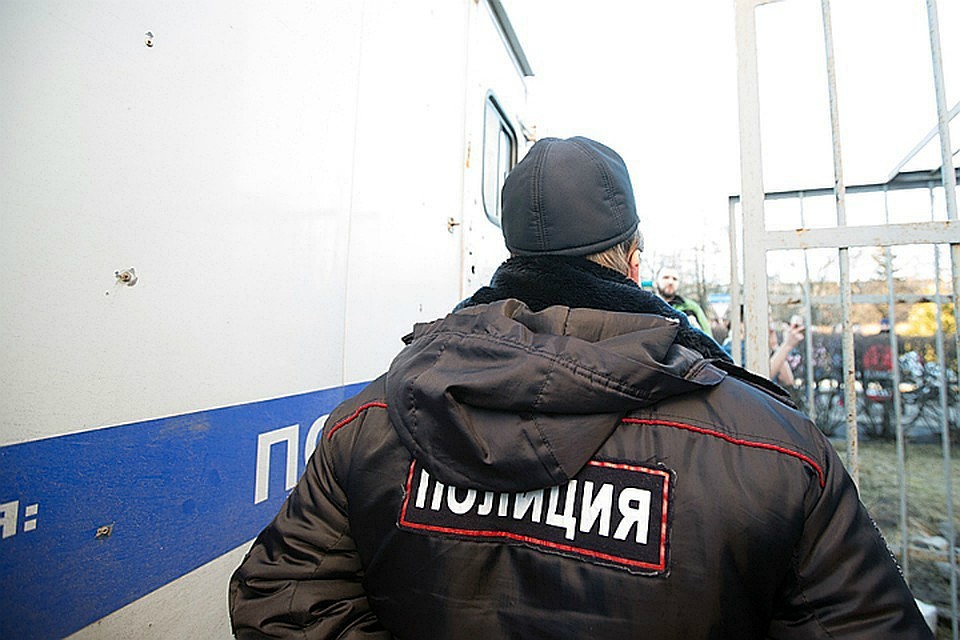 В Хабаровске полицейский заломал руки шумному установщику окон В Хабаровске полицейский заломал руки шумному установщику окон