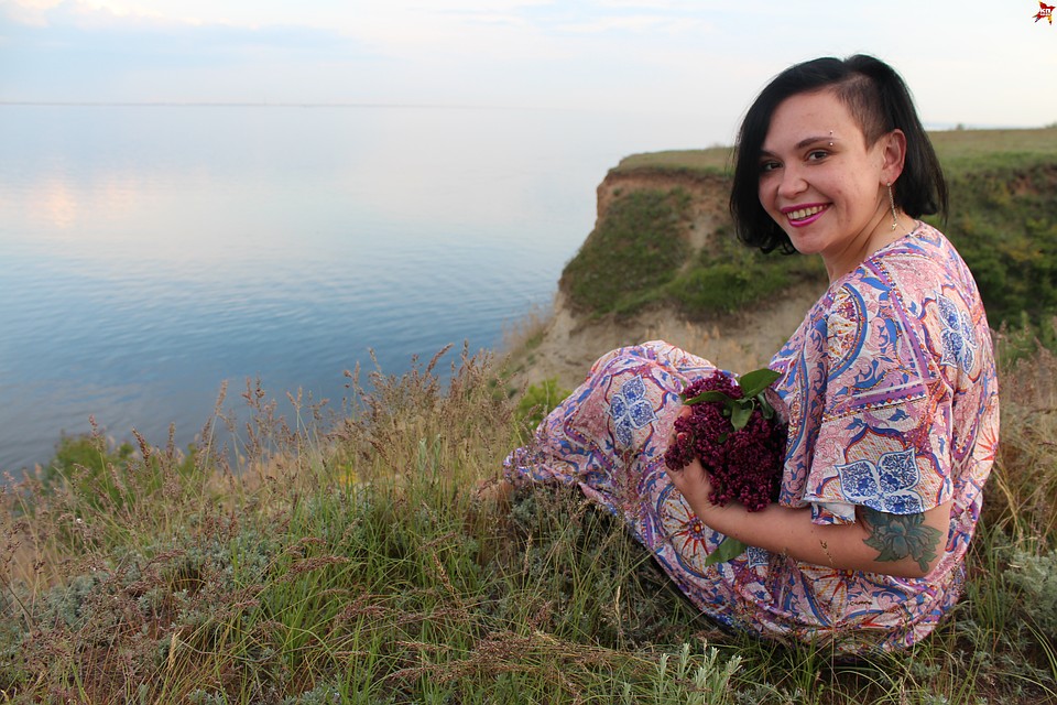 Два года назад Ангелина купалась в лучах славы и позировала фотографам.