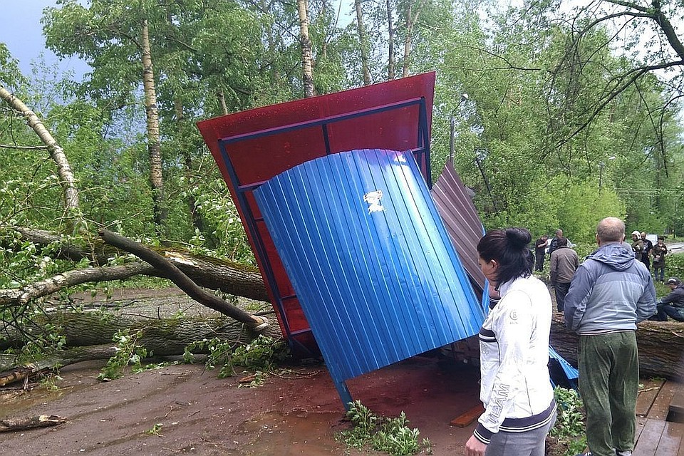 Из-за урагана повреждены 12 остановок общественного транспорта. Фото: Алена Курилова