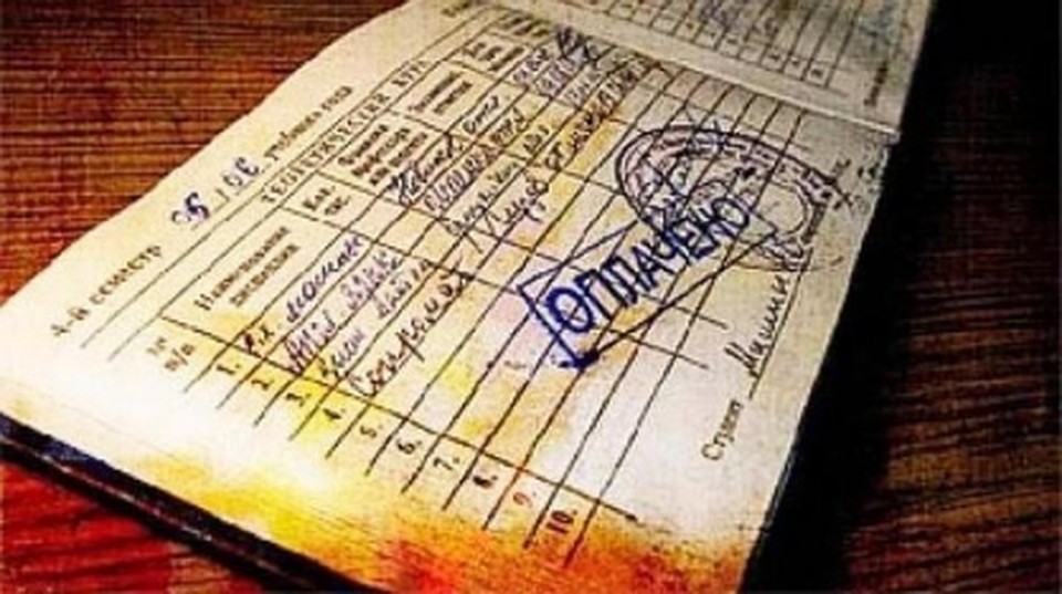 Студентов подозревают в даче взятки преподавателю.