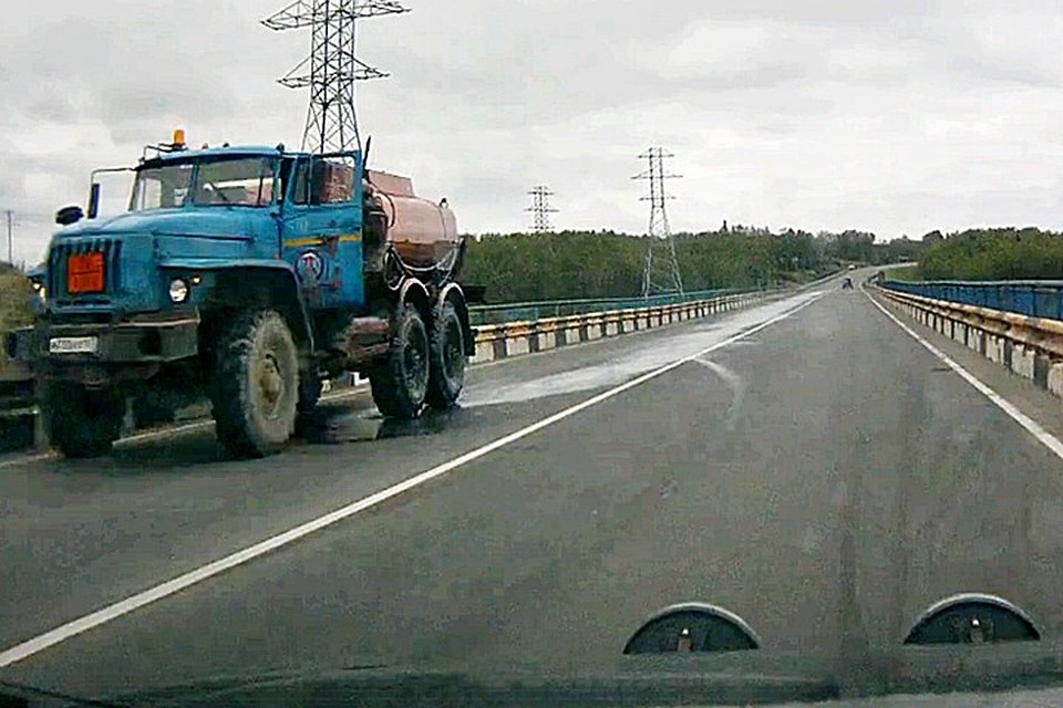 В Мурманской области грузовик, перевозивший дизель, потек прямо на мосту. Опасное для природы топливо хлынуло на асфальт и вскоре наверняка просочится в реку. Фото: Сергей Зонов