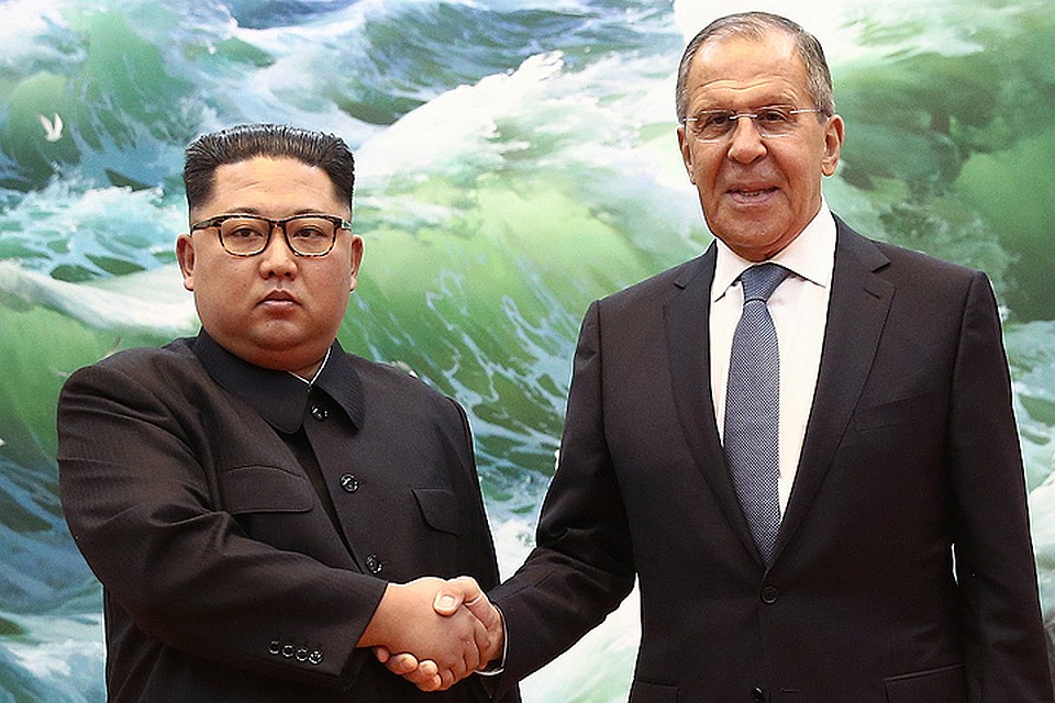 Пхеньян. Лидер КНДР Ким Чен Ын и глава МИД РФ Сергей Лавров во время встречи. ФОТО Валерий Шарифулин/ТАСС
