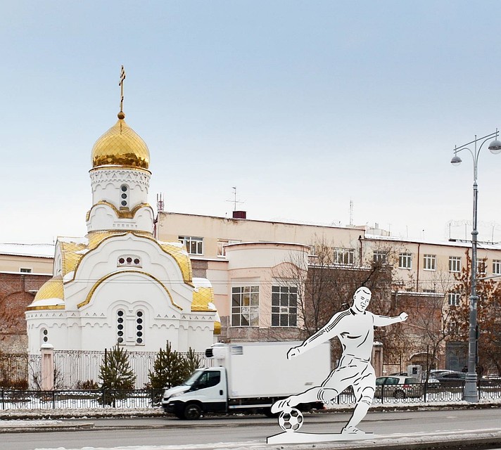 Футболист возле Центрального стадиона
