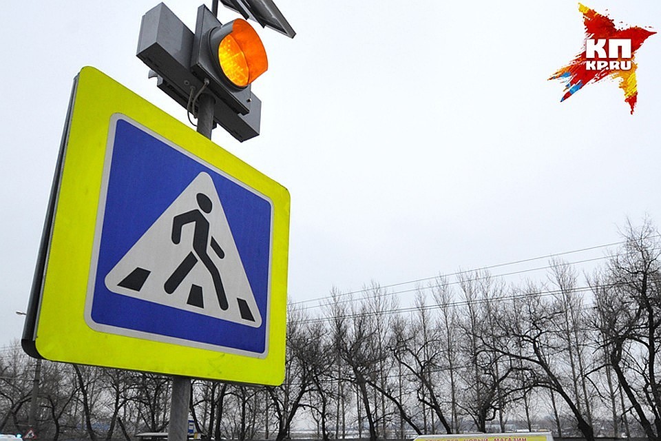 Мужчина переходил дорогу в неположенном месте.