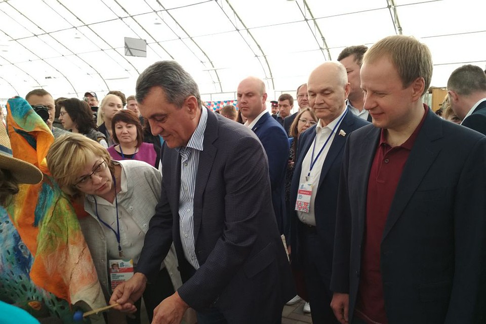 Врио губернатора Алтайского края Виктор Томенко справа. Посередине полпред президента в СФО Сергеем Меняйло
