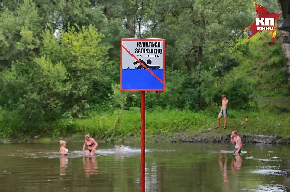 А есть в городе пляжи «дикие»: там не то, что купаться запрещено, отдыхать у воды тоже нежелательно. За этими территориями никто не следит, там много битого стекла и мусора.
