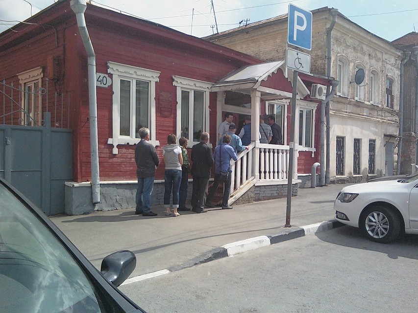 Люди выстраиваются в очередь за пропуском в Самарском районе
