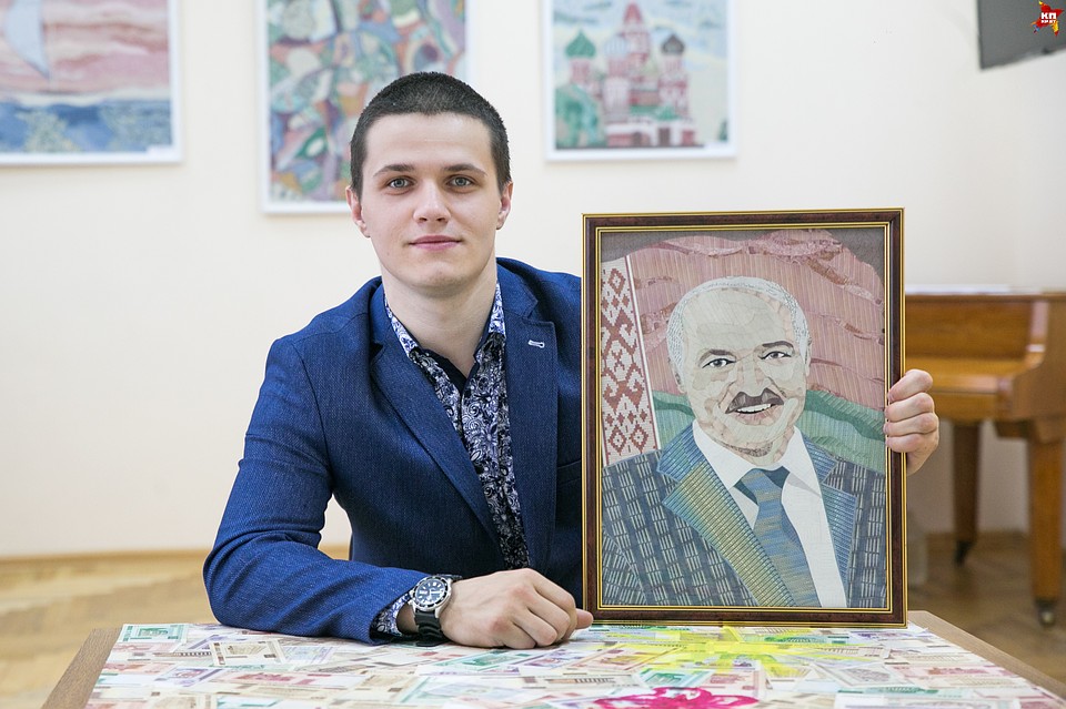 Днем минчанин Марк Романюк работает учителем английского языка в школе, а вечерами пишет уникальные картины из денег