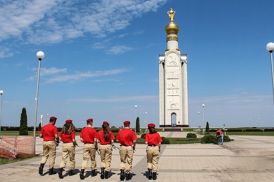 В Белгород прибыли участники международного автопробега «Победа без границ». Фото пресс-службы администрации области.