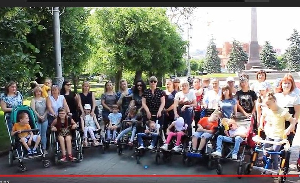 Фото - скрин видеообращения волгоградских мамочек.