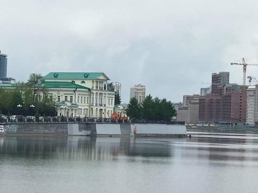 В Екатеринбурге набережную закрасили серой краской Фото: Максим Путинцев