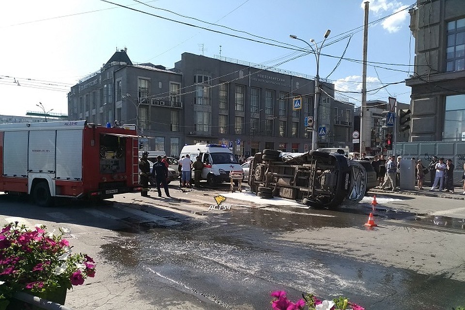 Пациентку "скорой" забрал другой экипаж и доставил в больницу.