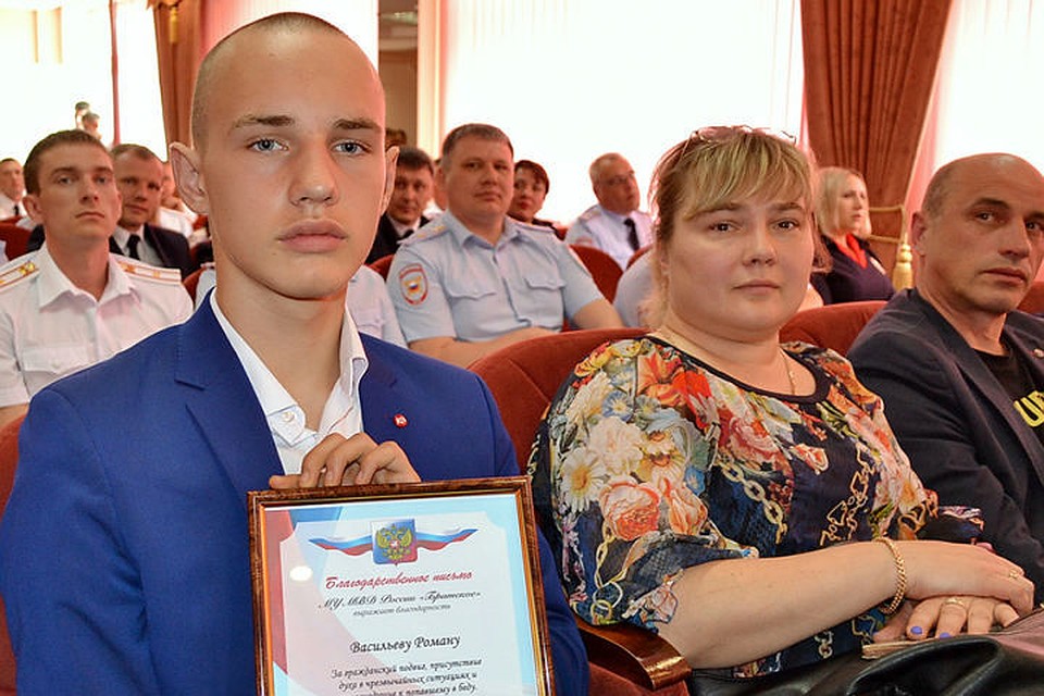 Полицейские наградили школьника из Братска за спасение утопающего рыбака. Фото: ГУ МВД России по Иркутской области.