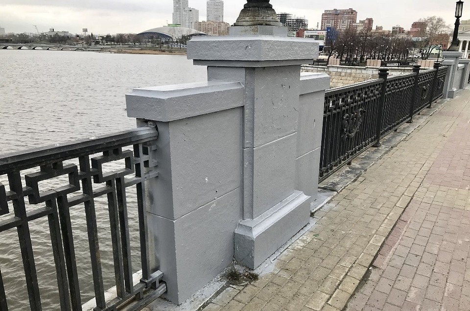 Так выглядит гранит на набережной сейчас. Фото: Челябинский урбанист.