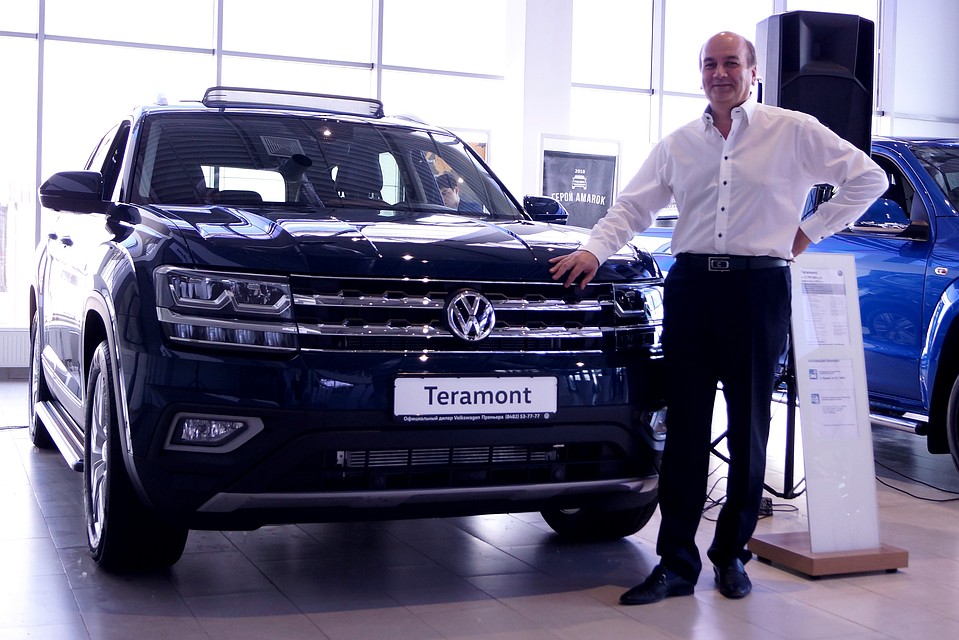 Генеральный директор ГК «Премьера» Владимир Сипко показывает новинку - Volkswagen Teramont
