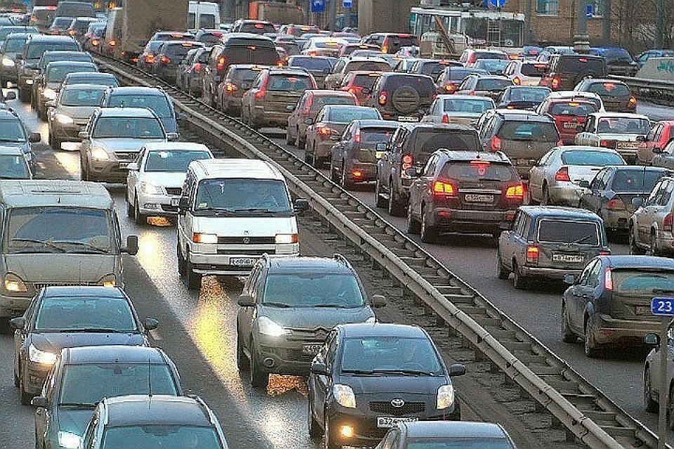 В среднем загруженность дорог в часы пик составляла 4-6 баллов.