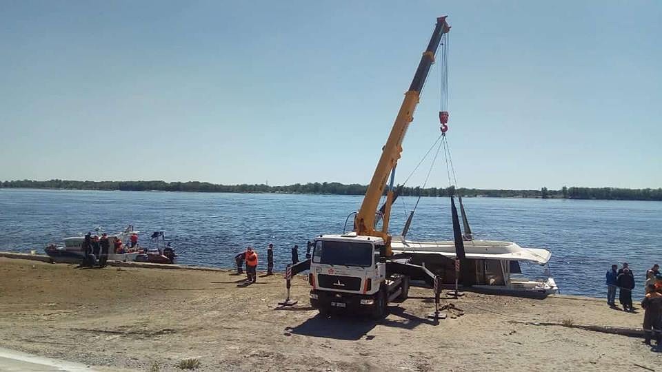 11 погибшую нашли в каюте разбитого катамарана