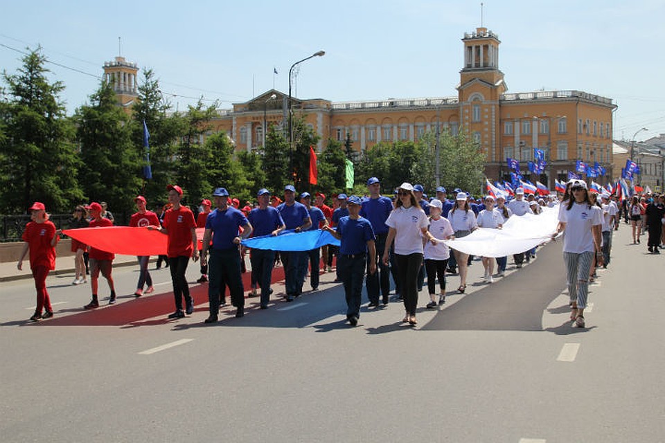 А вы сделали яркое селфи в огромной колонне, которая прошлась по центру Иркутска с 50-метровым триколором?