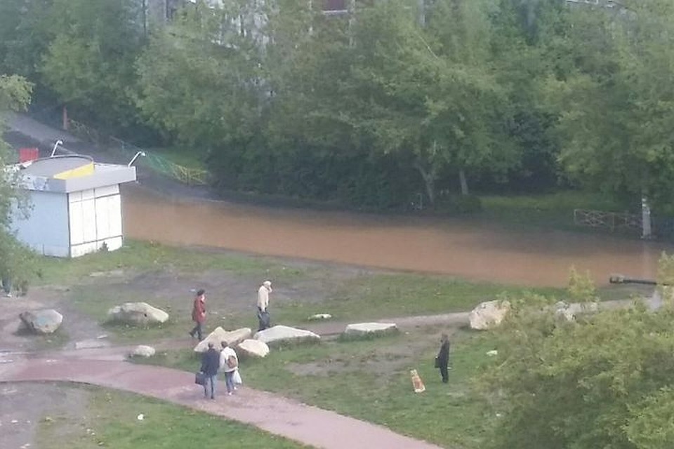Отключения холодной воды в домах не произошло. Фото: Василий Клещев, сообщество "Инцидент.Екатеринбург" в социальной сети vk.com