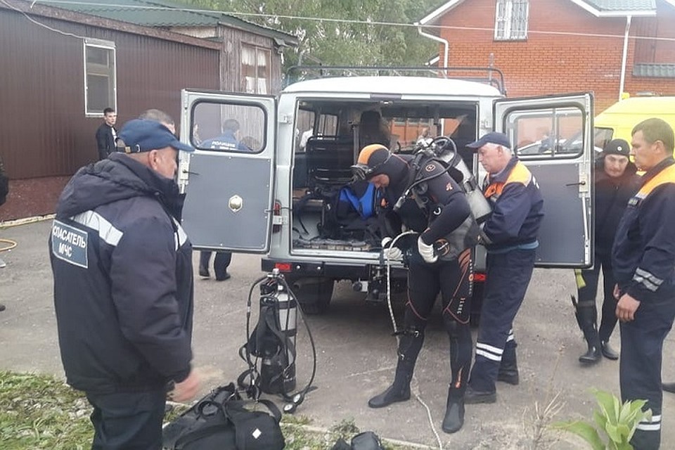 Тело мальчика извлекли с глубины двух метров. Под водой пришлось разбить стекло машины.