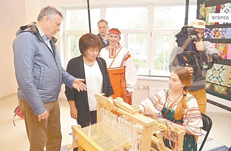 Класс по ткачеству в новом центре.