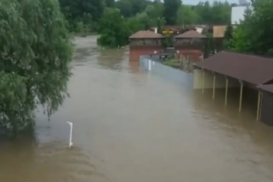 Вода затопила улицу