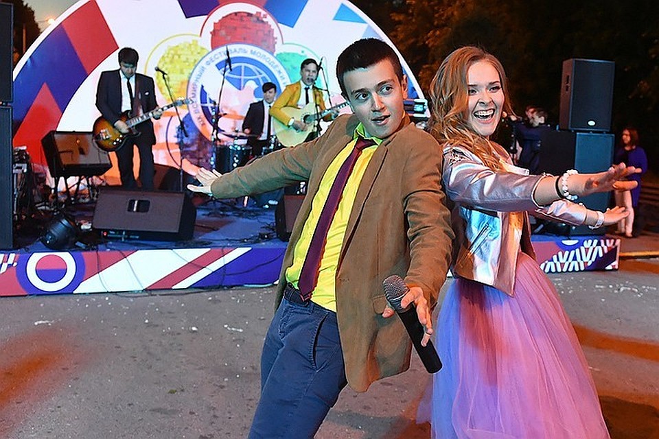 Выпускники во время празднования в Парке Горького