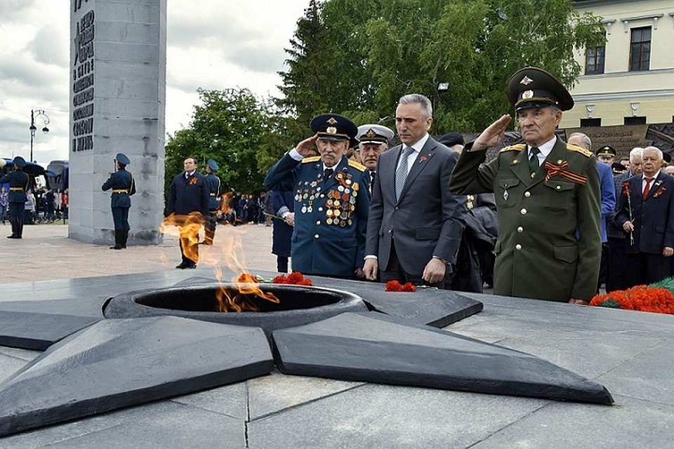 Александр Моор возложил цветы к мемориалам «Память» и «Вечный огонь»