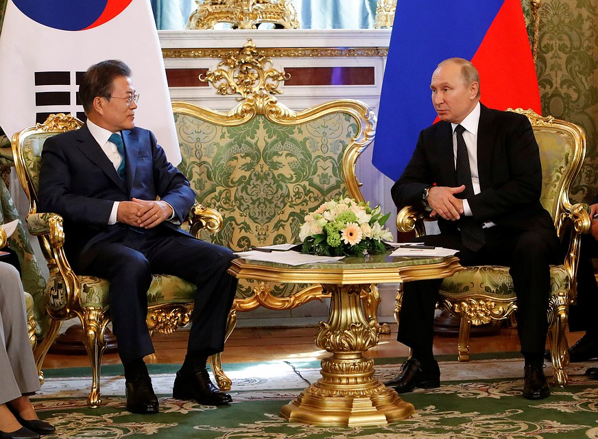 Президент Южной Кореи Мун Чжэ Ин и глава РФ Владимир Путин