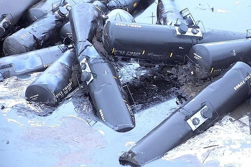В США в результате крушения железнодорожного состава разлилось 5,5 тысяч баррелей нефти