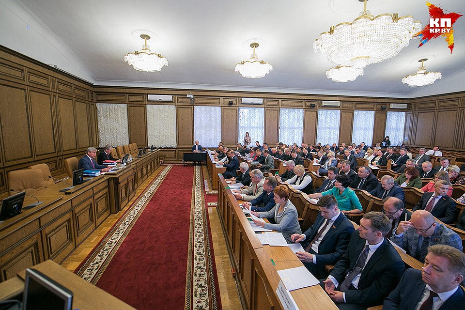 В парламенте перед журналистами выступил замминистра транспорта и коммуникаций Алексей Ляхнович