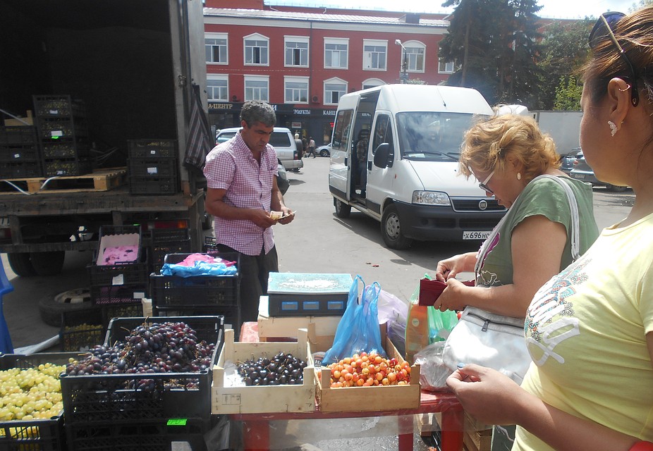 Администрация Твери не рекомендует горожанам приобретать продукты питания вне отведённых для торговли мест. Фото: управление информации администрации Твери