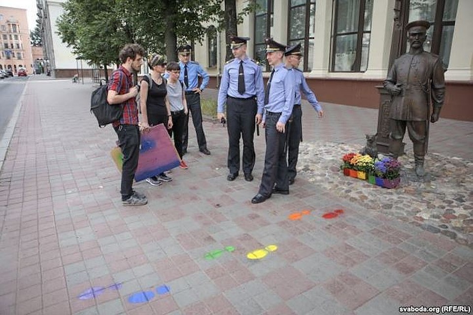 Фото Радио Свобода У статуи городового напротив МВД появилась ЛГБТ-клумба, участников акции судят